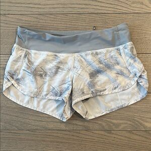 Lululemon Athletica Gray and White Speed Up Low Rise Shorts 2.5” Sz 4